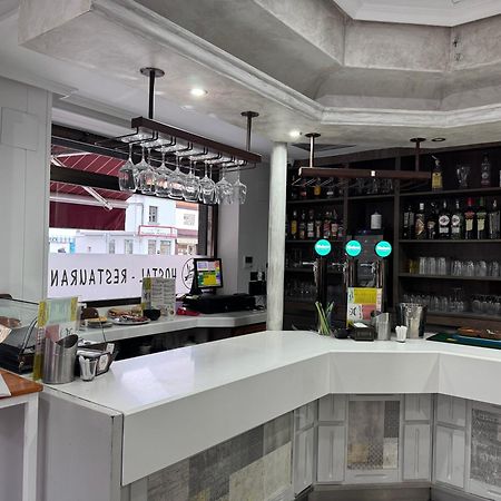 Hostal Restaurante Central La Virgen del Camino Bagian luar foto