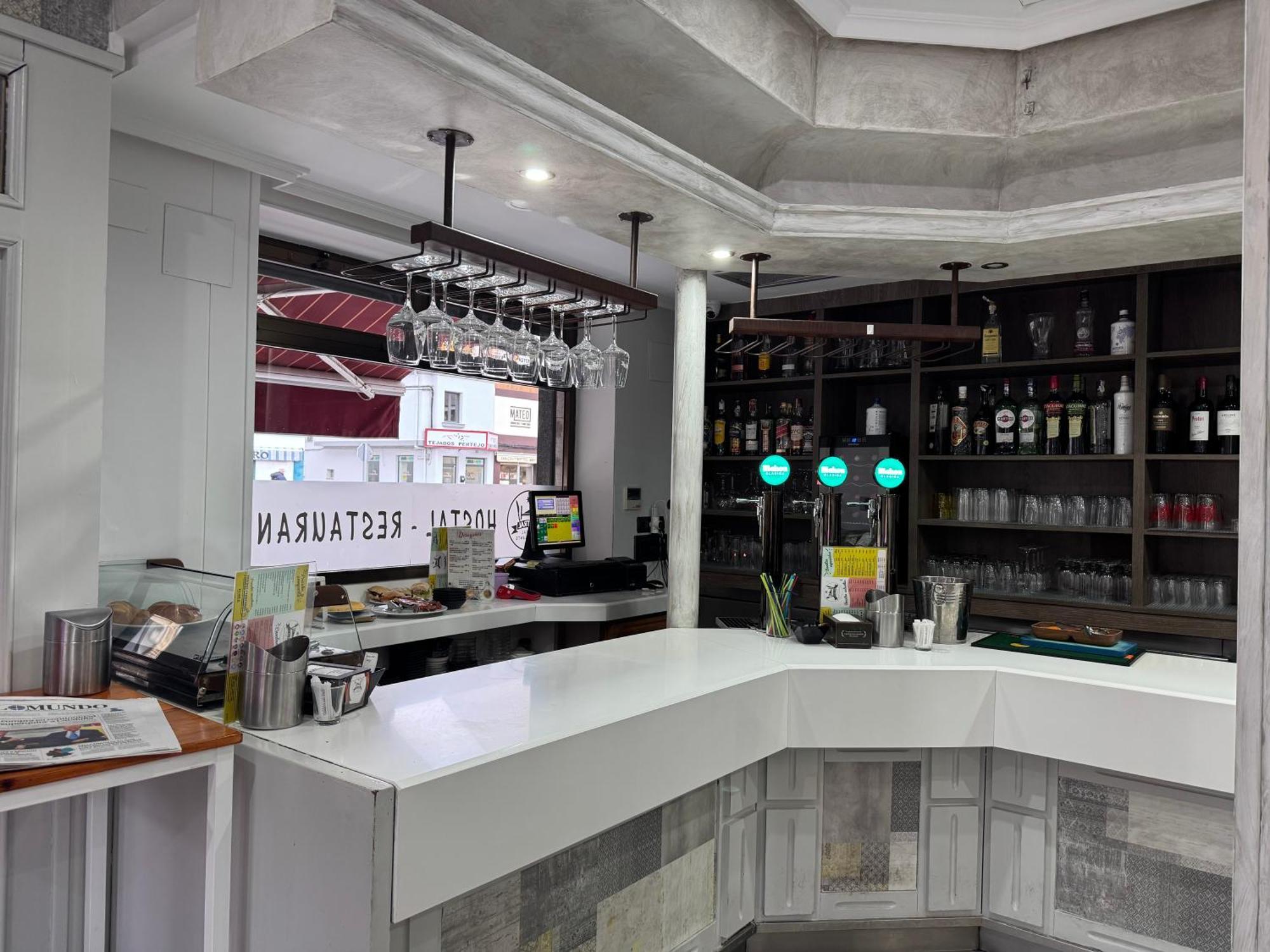 Hostal Restaurante Central La Virgen del Camino Bagian luar foto